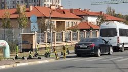 «Камри» припарковали на «зебре» по встречной полосе. Фото