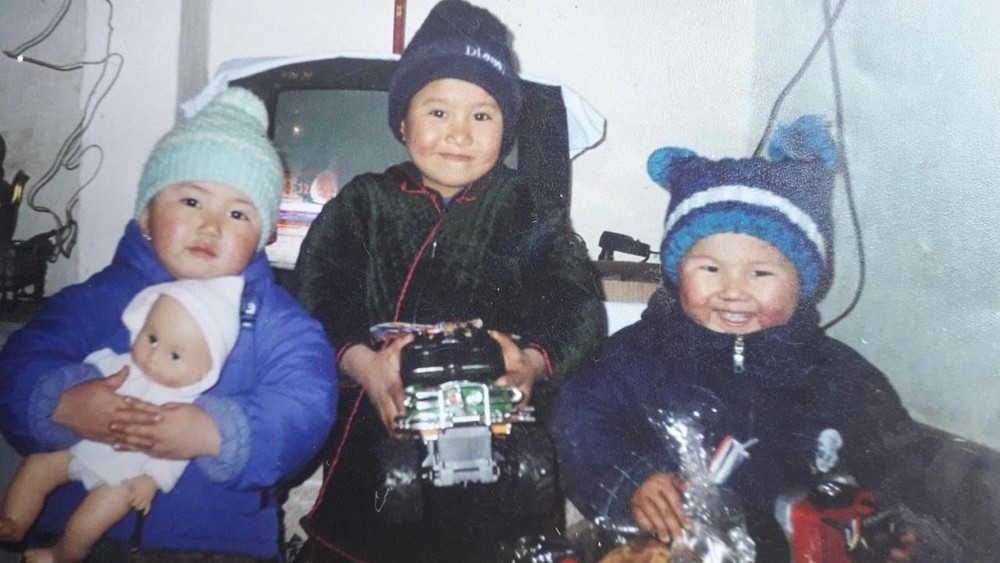 Милена Абдулазизованын бала чагы (сүрөттө сол тарапта)