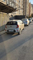 На тротуаре по Южной магистрали припаркованы 13 машин. Фото