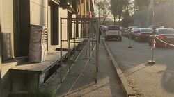 На тротуаре по Славянской больше месяца стоят строительные леса, похоже про них забыли, - горожанка