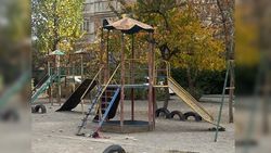 Во дворе мкр Тунгуч установили старую детскую площадку, - горожанка