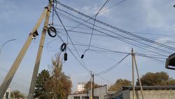 На Дэн Сяопина—Сельсоветская свисают кабеля, - горожанин