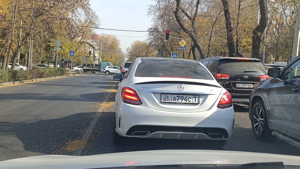 По Бишкеку ездит машина со странными госномерами, - горожанин. Фото