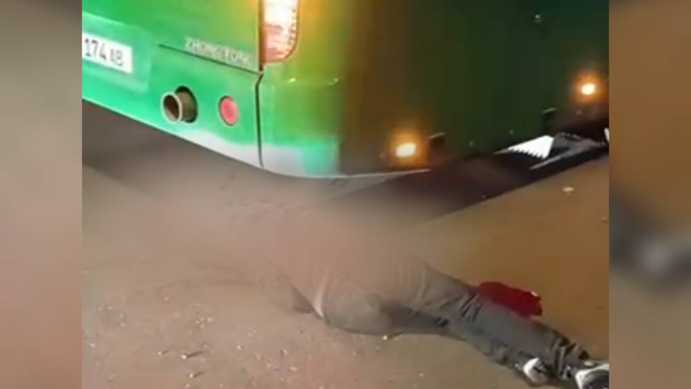 На Жибек Жолу—Кулиева автобус переехал насмерть мужчину. Видео