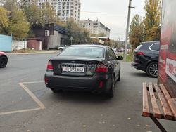 «Субару» стоит на остановке. Фото