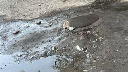 Вода из люка по Матыева течет уже несколько дней, - горожанин