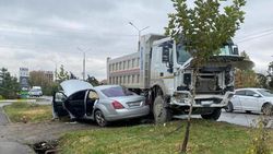 В Бишкеке столкнулись грузовик и «Мерседес»