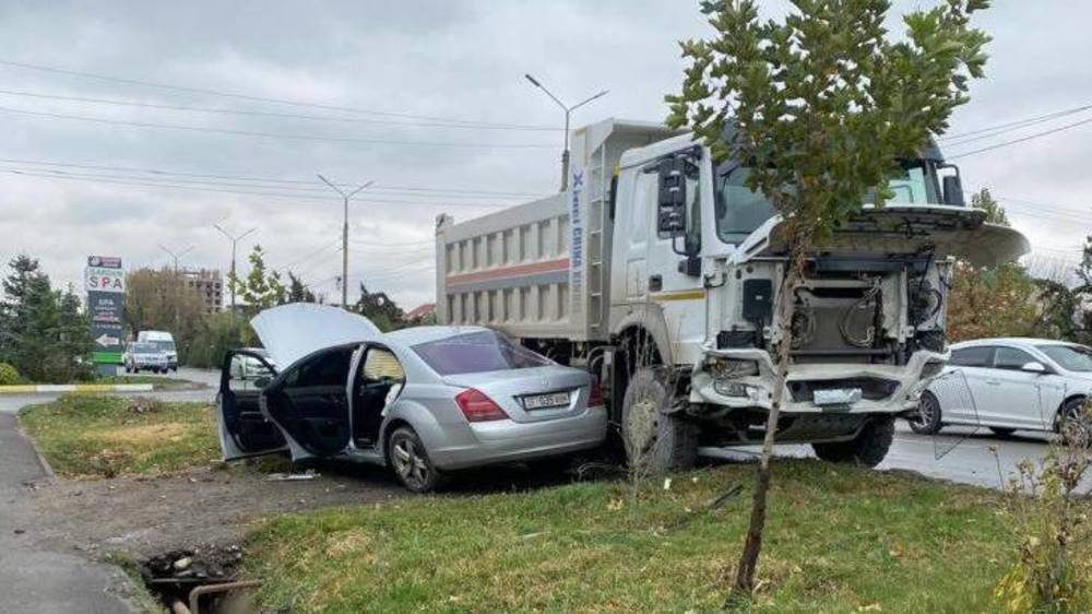 В Бишкеке столкнулись грузовик и «Мерседес»
