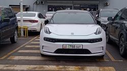 Возле магазина на Орозбекова водители продолжают парковать машины на «зебре»