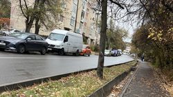 Целая полоса по улице Ш.Руставела занята припаркованными машинами