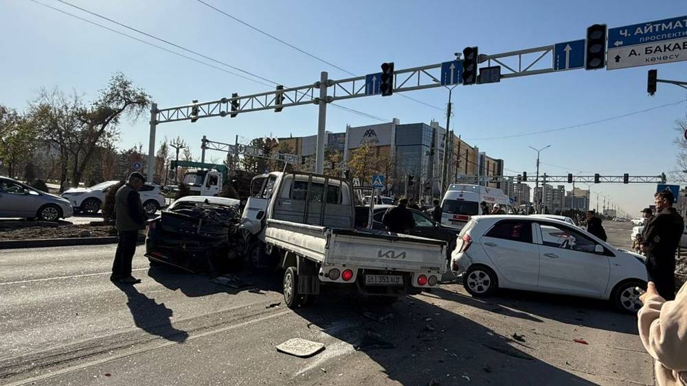 На Южной магистрали произошло ДТП с участием нескольких машин