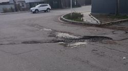 Огромная яма на дороге возле Чуйской областной администрации