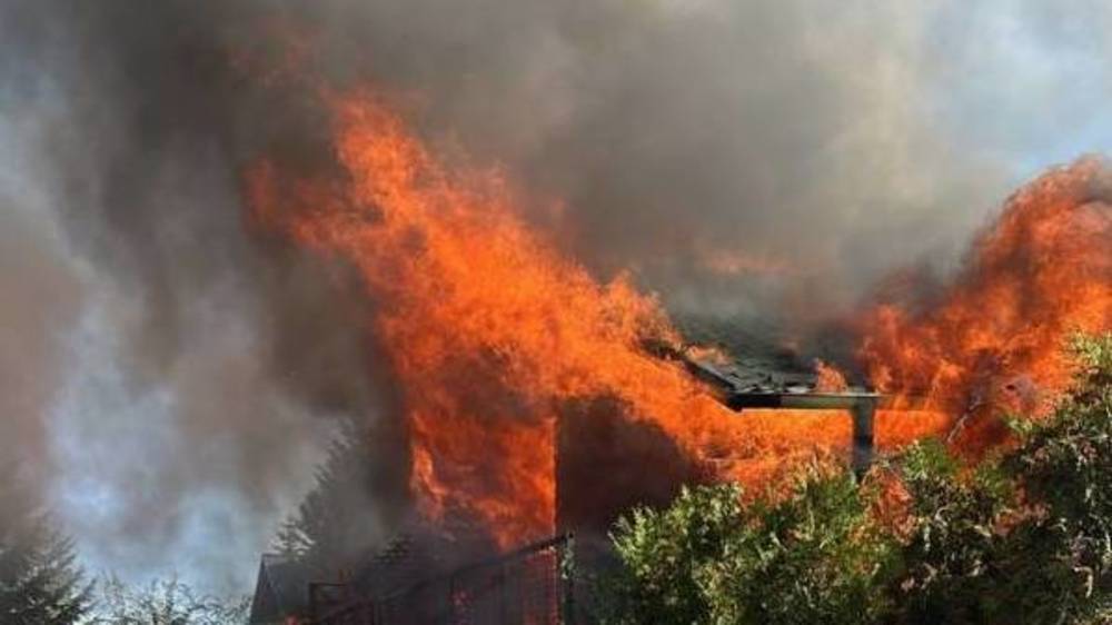 Как горели коттеджи в пансионате «Радуга Вест». Видео очевидцев