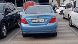 Возле магазина на Орозбекова машины стоят на «зебре». Фото