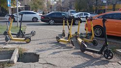 Тротуар на Токтогула заставлен самокатами. Фото