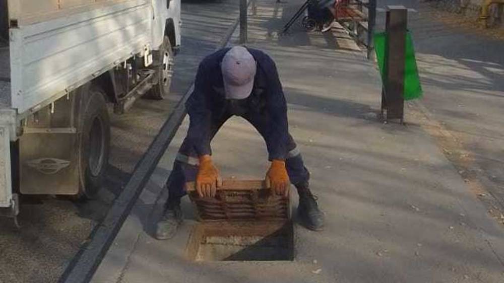 «Бишкекасфальтсервис» установил ливнеприводную решетку на остановке БЧК. Фото