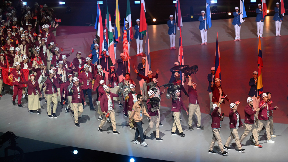 Бисексуалды доминацияны онлайн көру