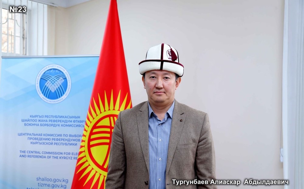 Қыздардың кискасынан сперматозоидтар ағып жатыр Жас қыздар мен егде жастағы ерлердің қатысуымен орыс порно