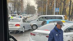 В районе КНУ столкнулись три машины, что привело к образованию пробки