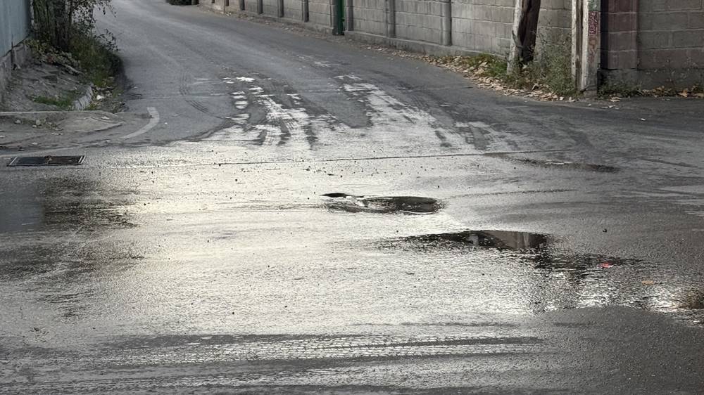 «Бишкекводоканал» устранил утечку питьевой воды на ул.Джамгерчинова. Фото