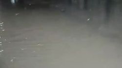 Тротуар в Кызыл-Аскере превратился в арык. Видео