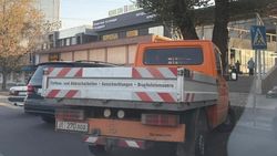 Одна полоса дороги ул.Жукеева-Пудовкина занята припаркованными машинами. Видео