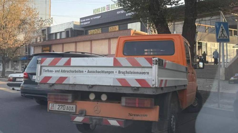 Одна полоса дороги ул.Жукеева-Пудовкина занята припаркованными машинами. Видео