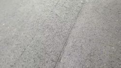 Горожанин жалуется на качество нового тротуара на Айтматова, где расширяют дорогу. Видео