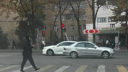 На Донецкой накренился светофор. Фото