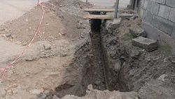 Горожанин просит работы по прокладке труб на Куренкеева. Фото