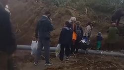 Возле нового автовокзала вырыли канаву, которую жителям тяжело проходить. Видео