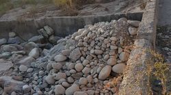 В 6 мкр в русло реки вываливают камни. Фото