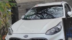 «Киа» с перевернутым госномером перекрыла выход со двора. Фото