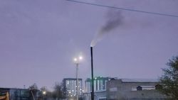 Из трубы на Льва Толстого идет черный дым. Видео