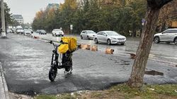 На Юнусалиева спилили елки и сделали парковку. Фото