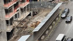 Законно ли на ул.Дуйшеева устанавливают бетонные блоки и металлические стойки? - горожанин