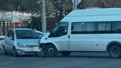 Возле Орто-Сайского рынка столкнулись две машины, образовался затор. Фото Возле Орто-Сайского рынка столкнулись две машины, образовался затор. Фото