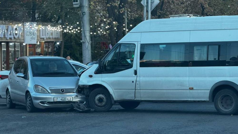 Возле Орто-Сайского рынка столкнулись две машины, образовался затор. Фото