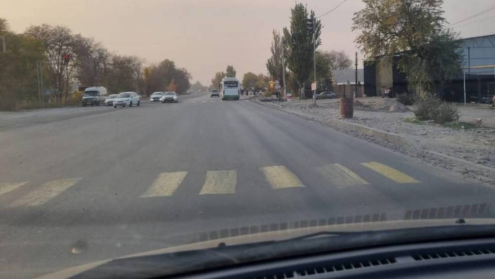 Водитель показал состояние нового асфальта на дороге Бишкек—Кант. Фото