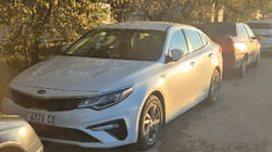 «Эвакуация и штрафы не помогают». На тротуаре по Южной магистрали стоят 16 машин. Фото