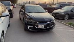 «Шевроле» едет по тротуару на Южной магистрали, мешая пешеходам. Видео