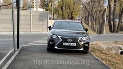 «Лексус» заехал на тротуар на Алматинке. Фото