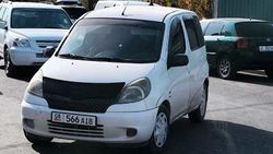 «Тойоту» оставили посреди дороги, создав затор. Видео