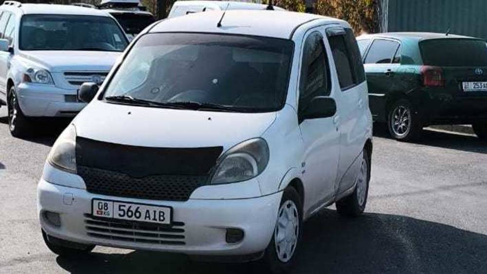 «Тойоту» оставили посреди дороги, создав затор. Видео