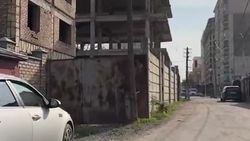 Часть дороги по ул.Уметалиева перекрыта забором. Видео