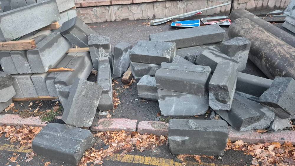 На Льва Толстого кто-то сломал новые бордюры, которые были сложены на остановке. Фото