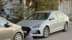 Машины продолжают ездить по тротуару на Южной магистрали. Видео