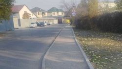 Дорогу по ул.Кийизбаевой сделали, а тротуар оставили. Фото