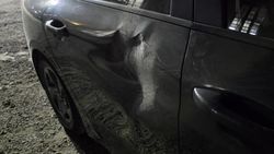 В Бишкеке мужчина повредил более 10 машин, припаркованных во дворе дома. Фото