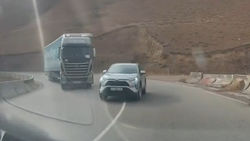 На перевале Кубакы «Тойота» выехала на встречку создав аварийную ситуацию. Видео